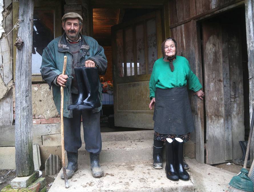 Stigle nove čizme, ali i darovi: Đuro i Ana zaplakali od sreće...