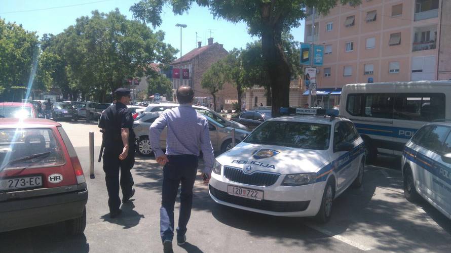 Kaos u Splitu: Mamića gađali dimnim bombama i raketama