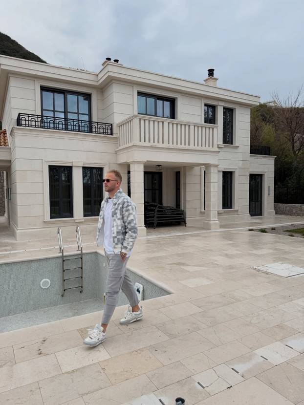 FOTO Atraktivna pjevačica preko noći nestala sa scene. Srpski nogometaš dao joj je ultimatum