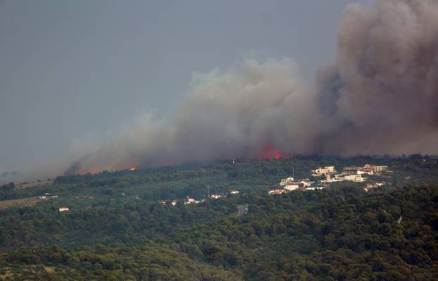 Udar groma izazvao požar na vrhu Čiova