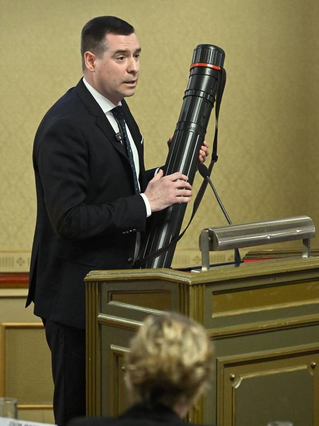 Zagreb: Herman za govornicu u Skupštini izašao s prometnim stupićem, Klisović pomislio da je bazuka