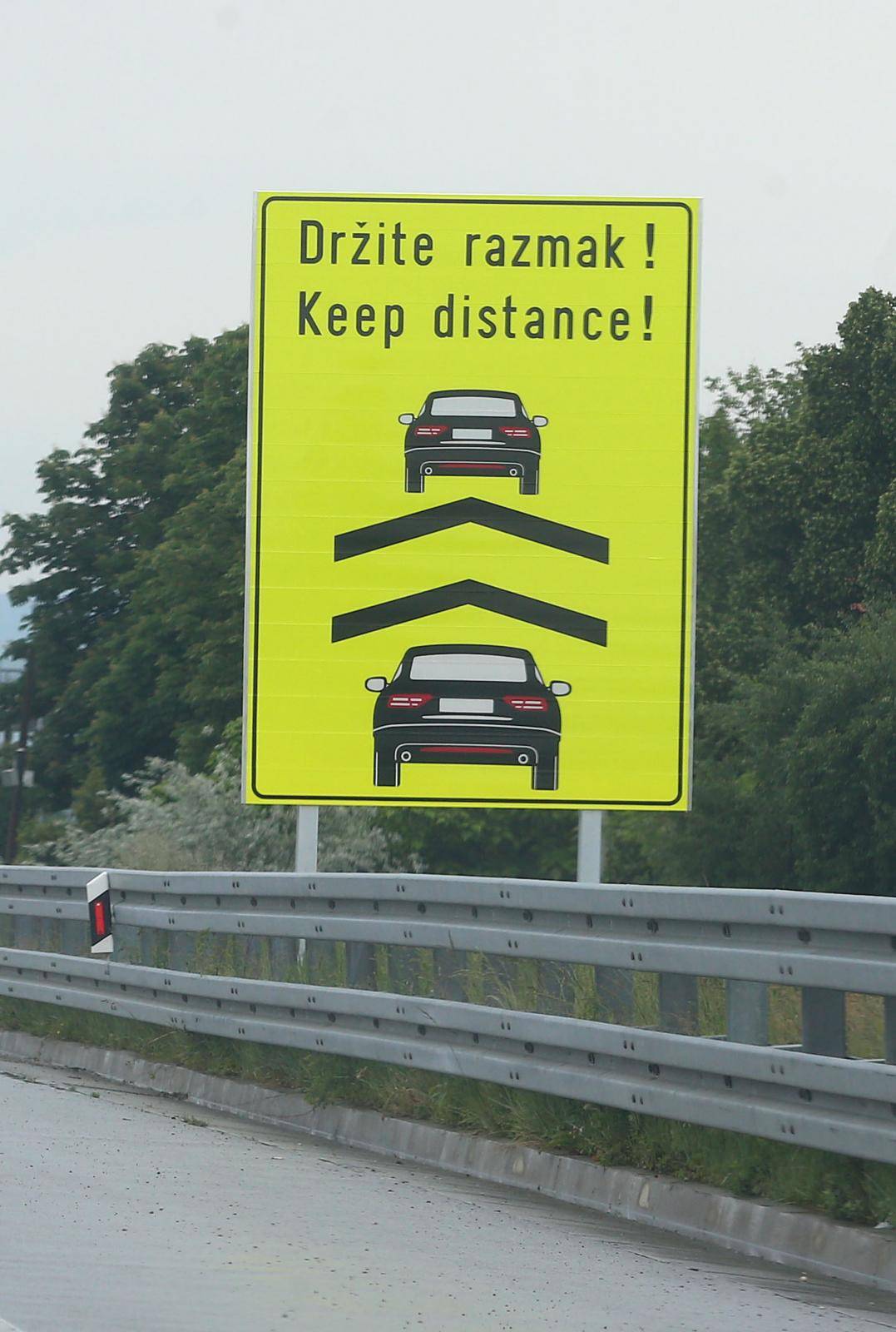 Zagreb: Na autocestama postavljeni novi prometni znakovi Držite razmak