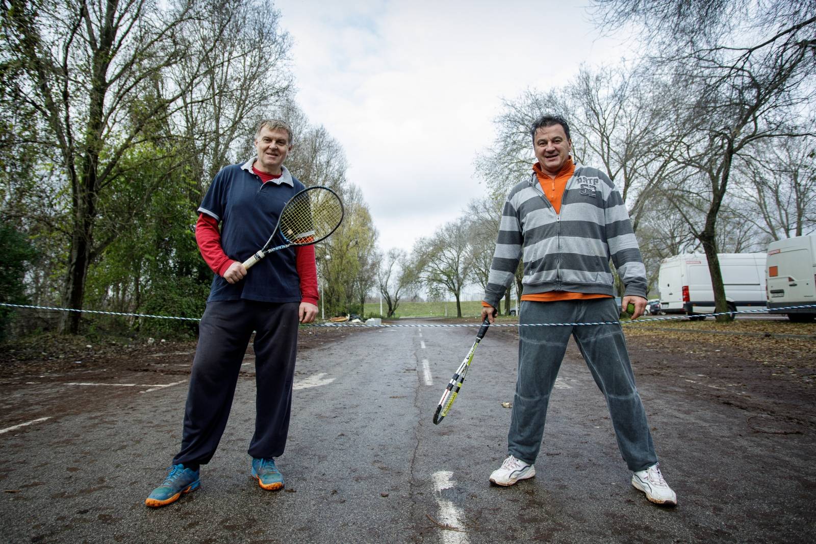 Zagreb: Glumci Boris Svrtan i Ivan Jončić krate teške dane igrajući tenis na parkiralištu