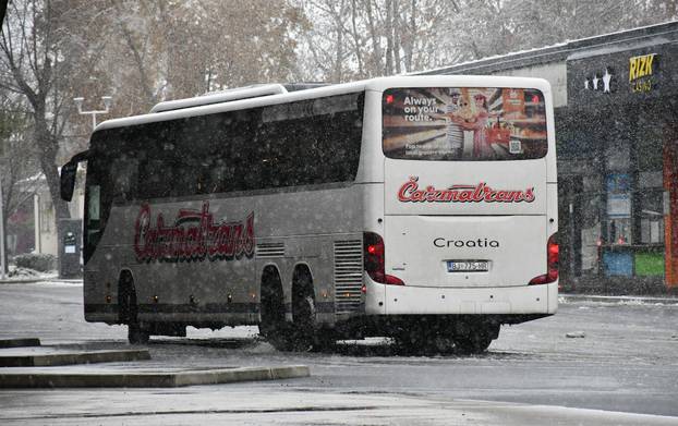 Slavonski Brod: Gusti snijeg stvara probleme i zastoje u prometu