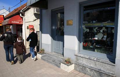 Velika Gorica: Uperio pištolj u vlasnicu zlatarnice i oteo nakit