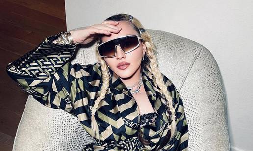 Madonna pozirala u toplesu, a fanovi je kritizirali: ' Sad i ona izgleda kao sestre Kardashian'