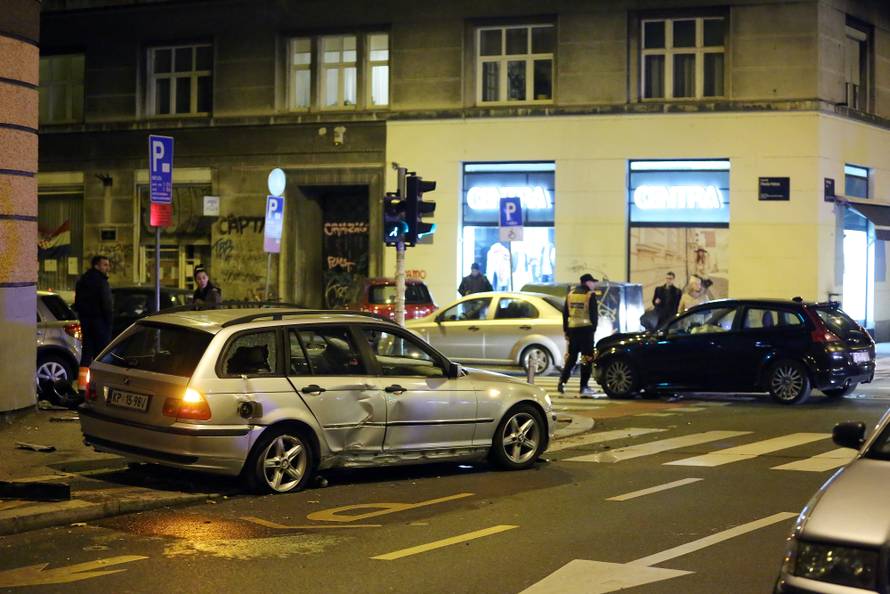 Prošao kroz crveno? Od siline udara BMW odbačen na pločnik