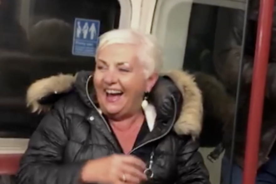 Britanac nagovorio putnike da pjevaju njegovoj mami za rođendan: 'Naljutila se jer sam svima rekao koliko ima godina'