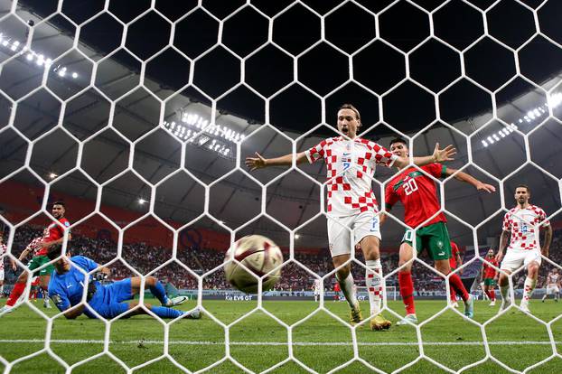 KATAR 2022 - Pogled iz gola Maroka kada je mrežu zatresla Oršićeva lopta za 2:1
