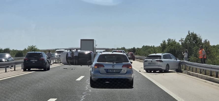 Sudar na A1 između Benkovca i Vodica, vozi se jednim trakom