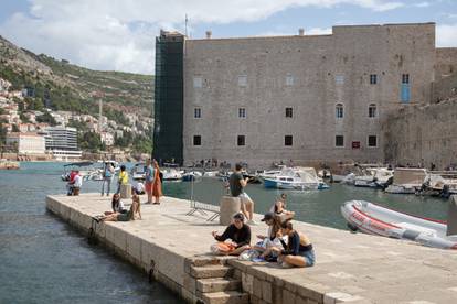 FOTO U Dubrovniku ljeto, a u Puli se šeta u jaknama: Neki su glave pokrili zimskim kapama...