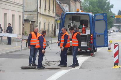 Zbog obilnih kiša došlo je do ulegnuća ceste u središtu Karlovca