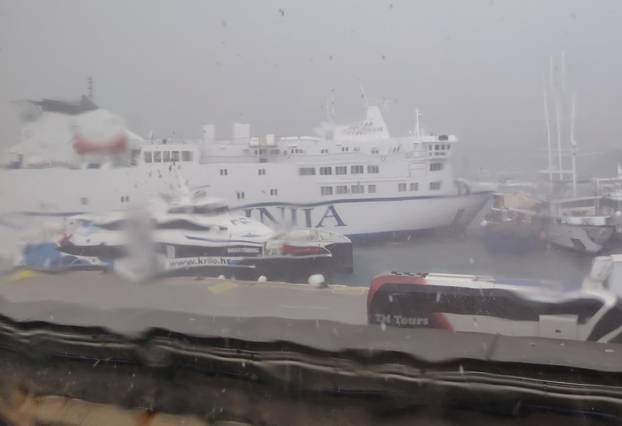 FOTO Split kao nakon tornada! Ovo je prognoza za danas: Za tri regije upalili alarm zbog oluje