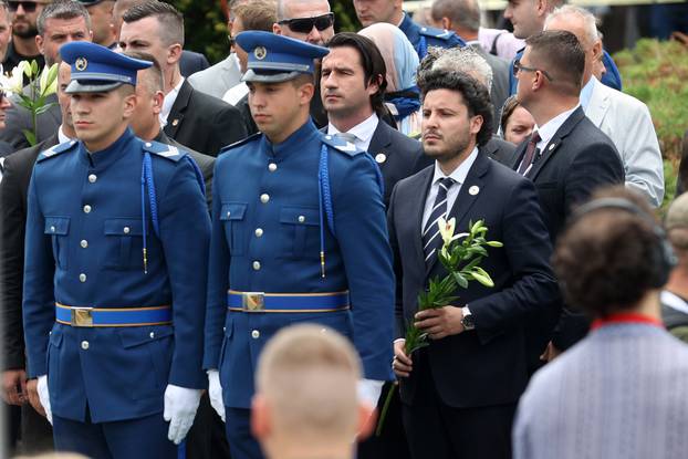 Brojne delegacije polažu cvijeće na spomenik ubijenim u Srebrenici