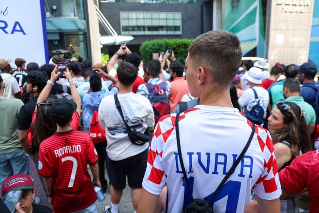 SP 2026 Toronto: Ispred Hotela Delta zajedničko fotografiranje odradili su hrvatski i portugalski navijači