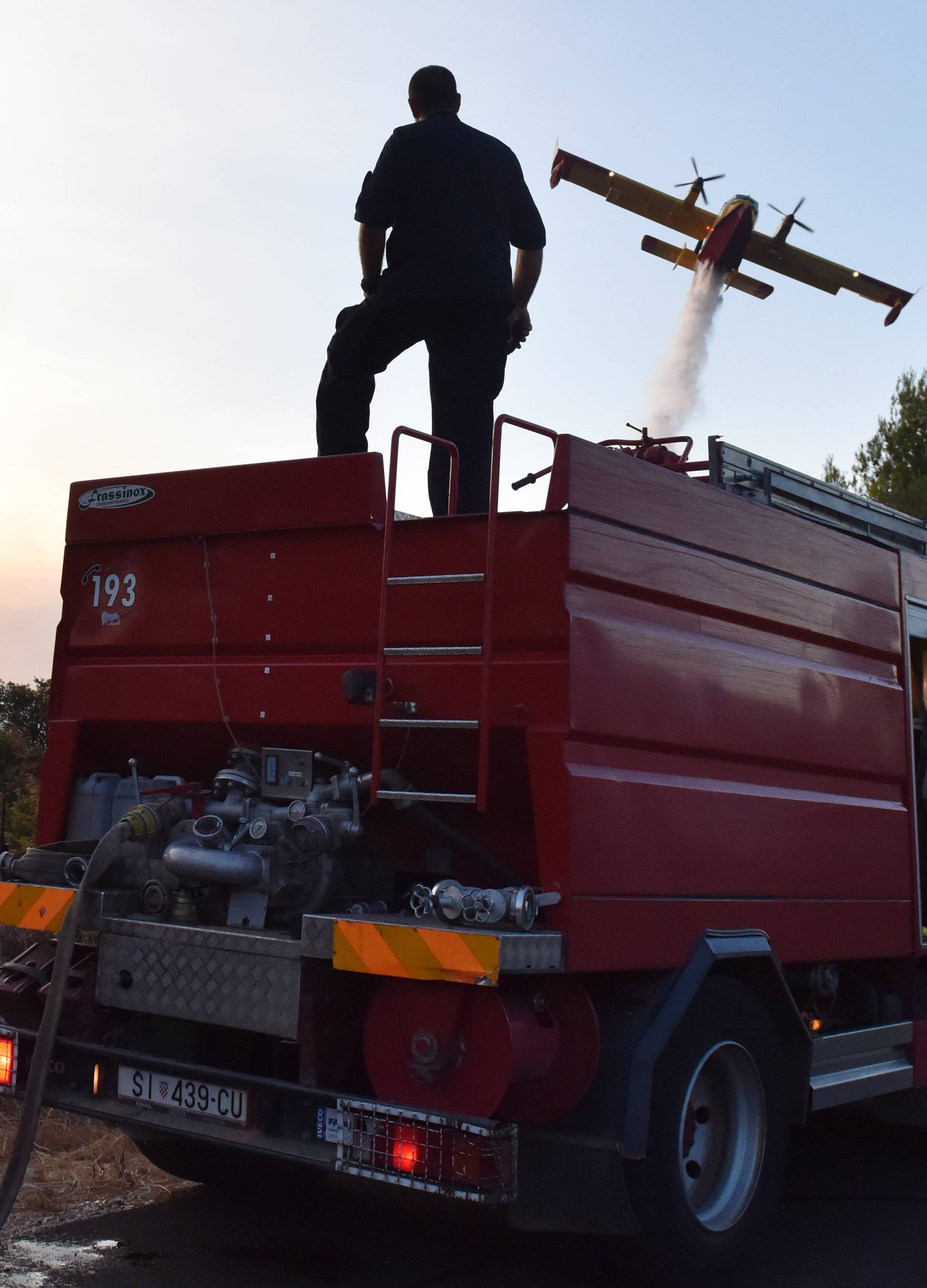 Planulo na području Bilica kod Šibenika: Požar gasi i kanader