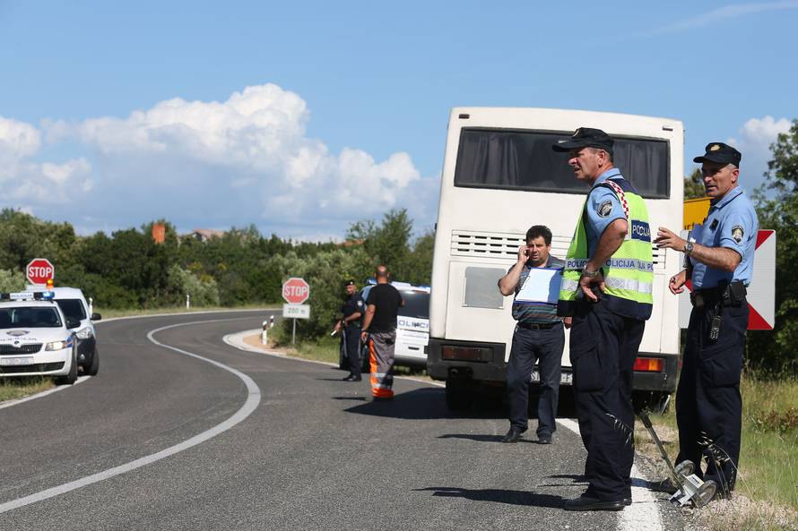 Autobus se zabio u prometni znak, vozača prevezli u bolnicu