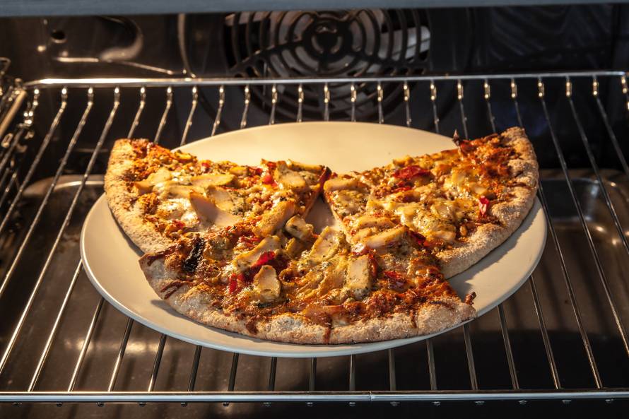 Najbolji načini za podgrijati pizzu, da bude fina i hrskava