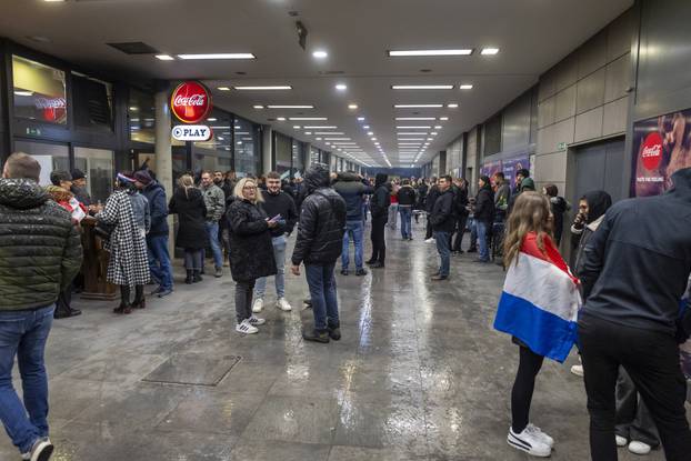 Osijek: Gužva ispred SD Gradski vrt, koncert Thompsona prvi u nizu dvoranskih koncerata.