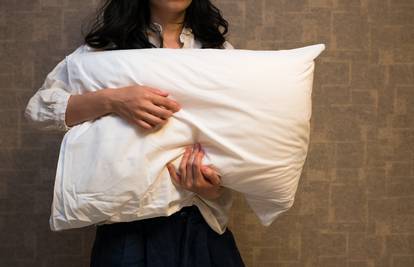 Savjeti kako oprati jastuk ako ne stane u perilicu: Važno je da se brzo osuši na suncu