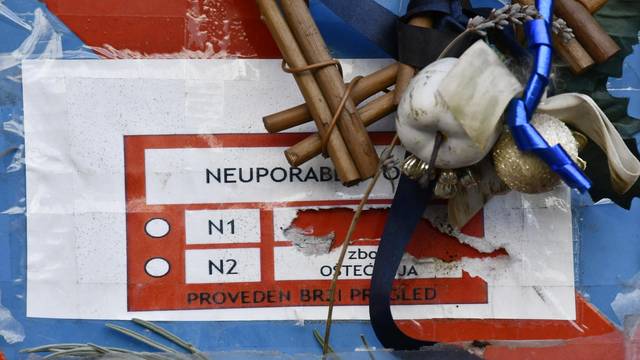 Sisak: Na zgradi s crvenom naljepnicom od potresa, još stoji blagdanski ukras