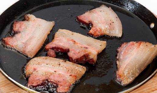 Ne bacajte masnoću od prženja slanine, odlična je za mnoga jela - juhu, majonezu, kokice