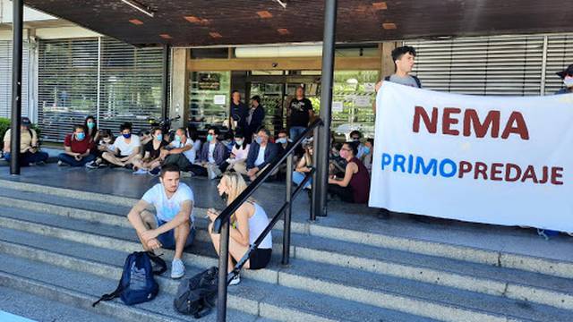 Nakon smjene dekanice, ispred Filozofskog počeo prosvjed studenata protiv rektora Borasa