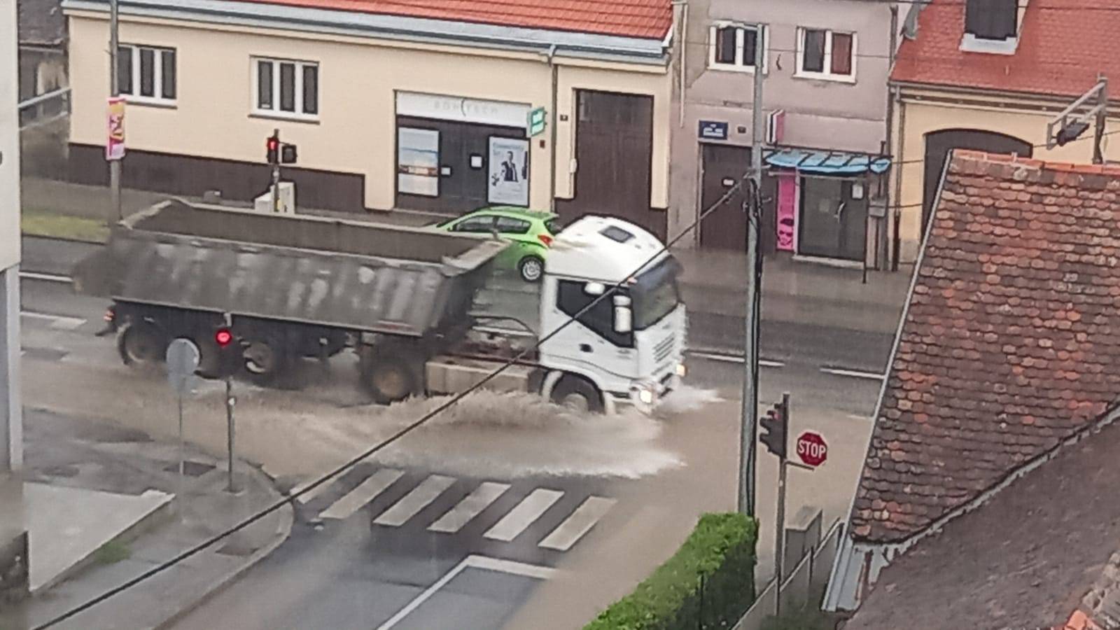 Nevrijeme diljem Hrvatske: U Istri padala tuča, grmljavina u Zagrebu, u Karlovcu poplava