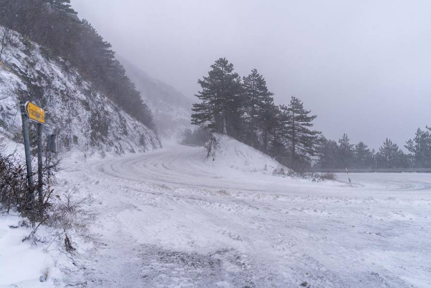 Vratnik: Bura i snijeg na cesti između Vratnik i Senja, cesta otvorena samo za osobna vozila