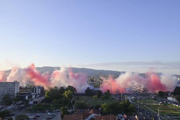Zagreb: Vojni mimohod završio uz veličanstveni pirotehnički šou 