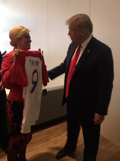 FOTO Kolinda je uvijek lijepo gledala Trumpa, poklonila mu i dres Hrvatske: Tako je ljubazan