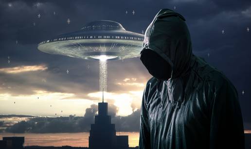 FOTO Tvrdi da je vremenski  putnik iz 2671.: 'Vanzemaljci nam prijete. Stigla je poruka...'