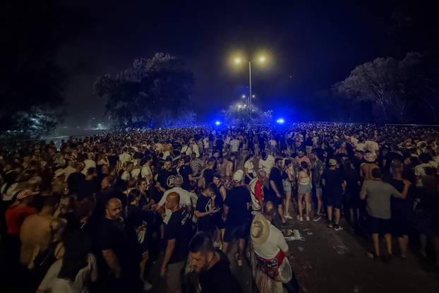 Zagreb: Veliki zastoj na Mostu slobode nakon Thompsonovog koncerta, ljudi stoje ne mjestu