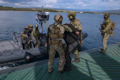 FOTO Hrvatski specijalci u akciji: U vježbi s NATO snagama zauzeli su 'oteti brod kod Krka'