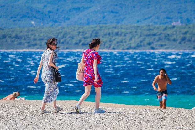 Olujna bura i jutro na plaži Zlatni rat