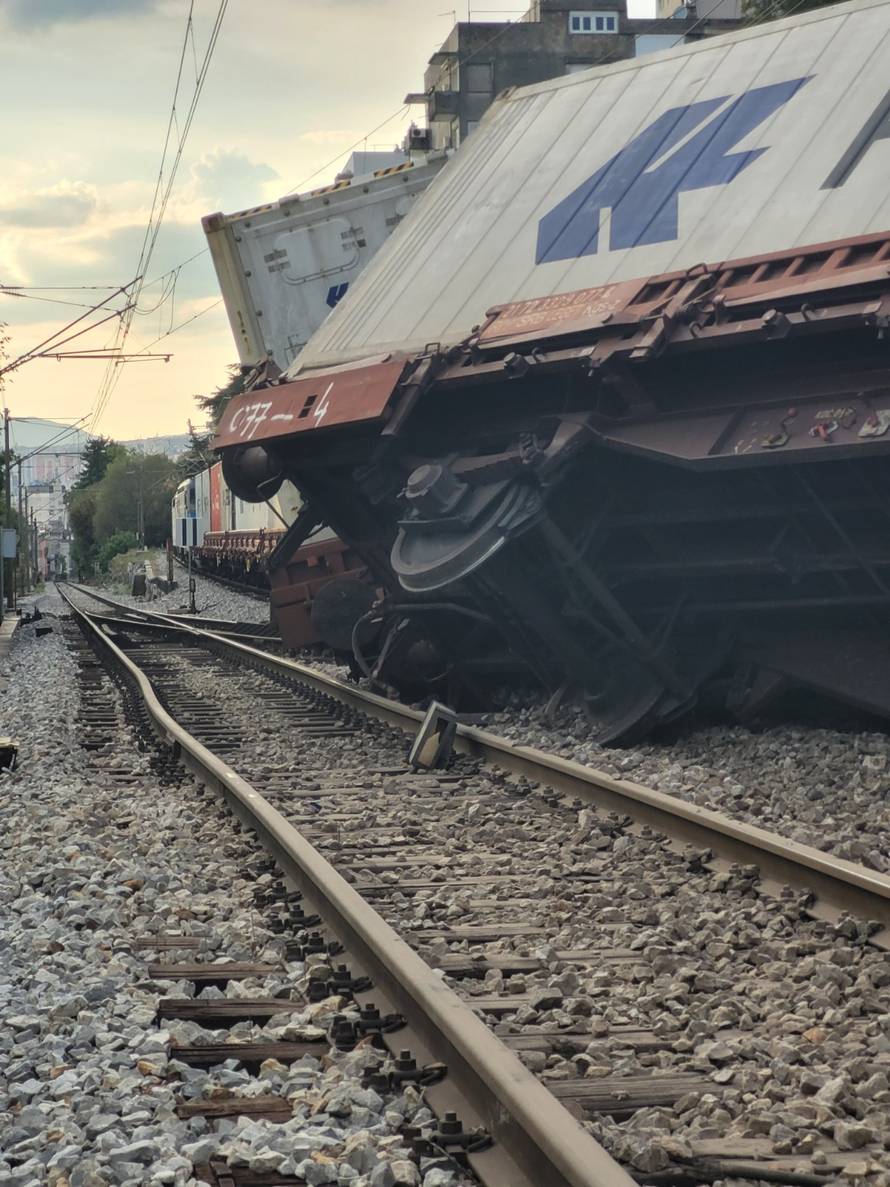Teretni vlak iskočio iz tračnica u Rijeci: 'Čuli smo nešto kao udarac, brzo sam izišao...'