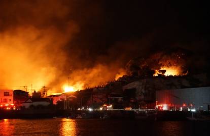 Gori grad Oita u Japanu. Vatra progutala 170 zgrada
