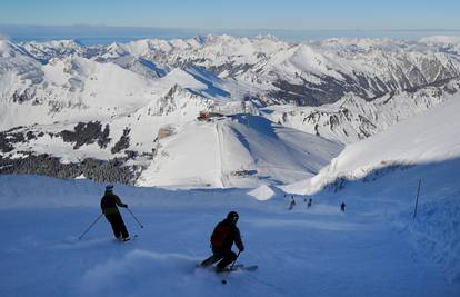 Alpinist se poskliznuo na ledu i umro, Švicarku odnijela lavina