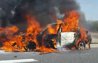 Jedva izvukla živu glavu: Auto joj se zapalio nasred obilaznice