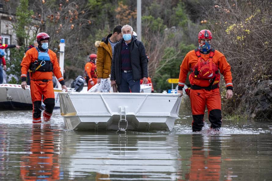 Nastavlja se borba s poplavama u Kokorićima