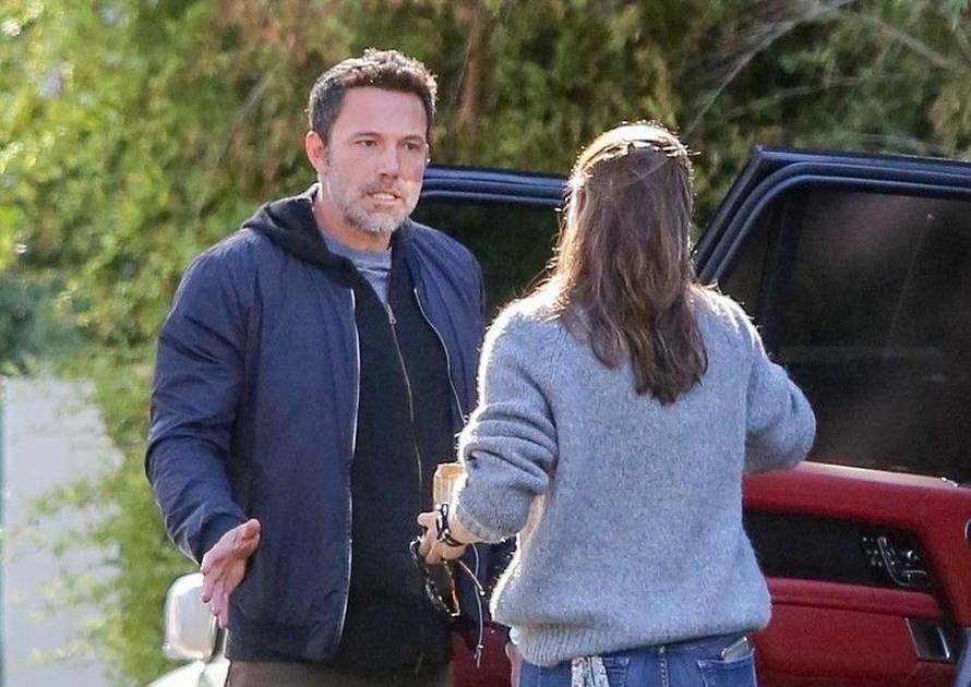 Ben Affleck and Jennifer Garner have a tense conversation outside her house