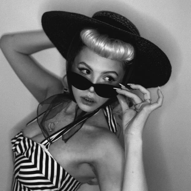 FOTO Mlada ljepotica obožava vintage stil - u retro krpicama donosi seksepil iz 1950-ih