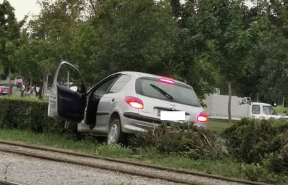 Izgubio kontrolu nad vozilom pa skoro završio na tračnicama