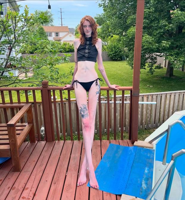 FOTO Visoka je 208 cm, a noge duže od 135: Ova influencerica ne stane ni u krevet ni u auto...