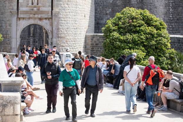 Dubrovnik: Veliki broj turista u razgledavanju grada