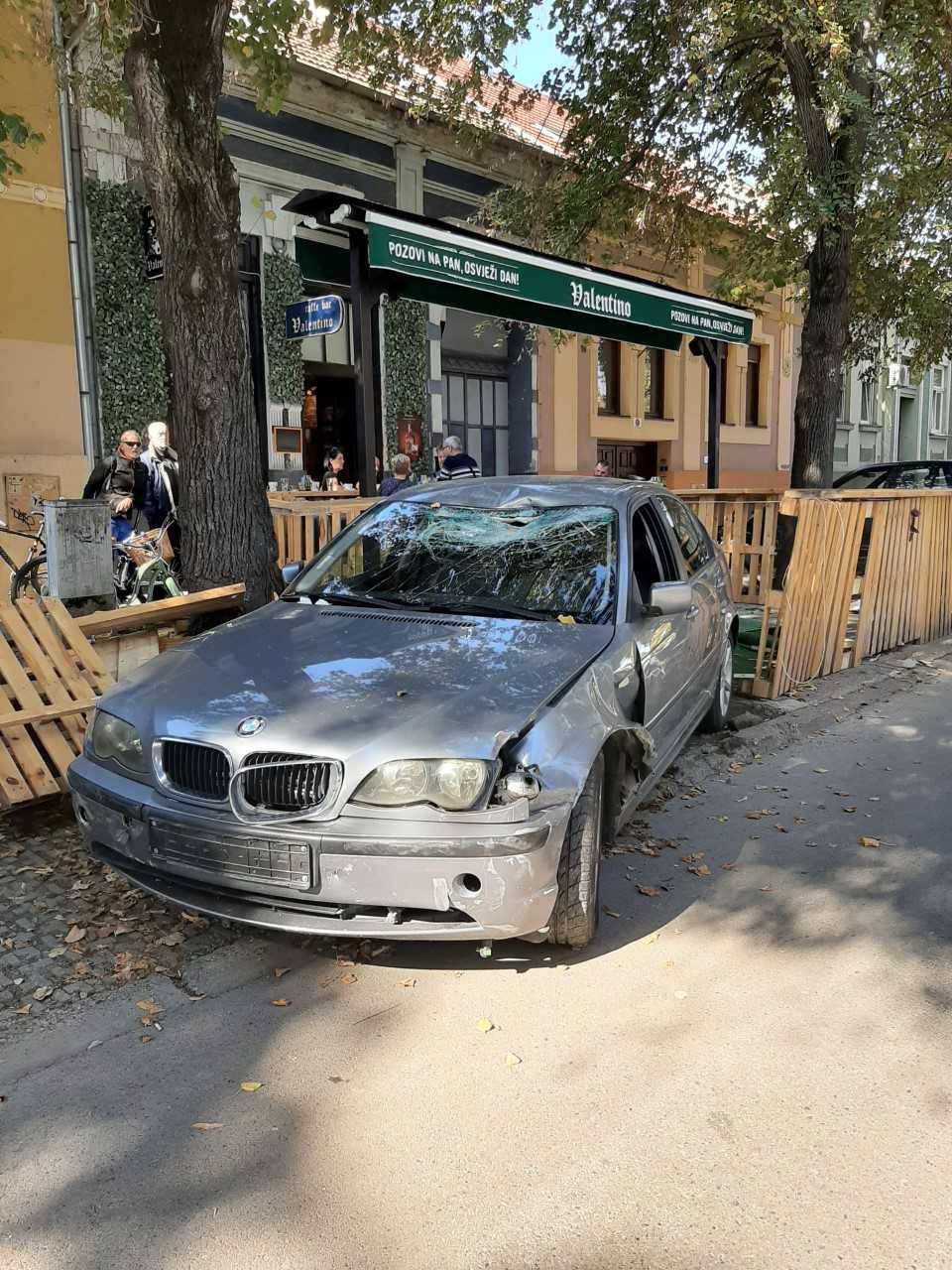 BMW-om pomela terasu kafića, kroz staklo joj se zabila greda