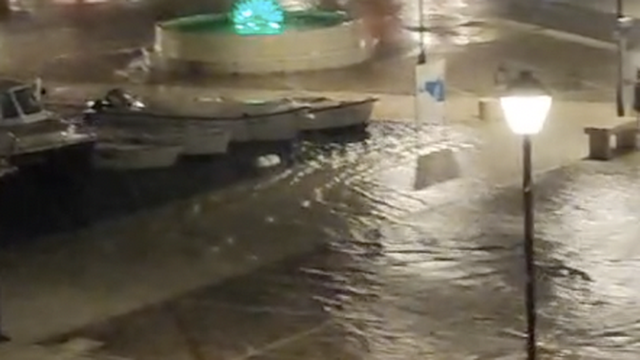 VIDEO Zbog olujnog juga izlilo se more u Crikvenici, ulice pod vodom: 'Poplavljeni su i auti!'
