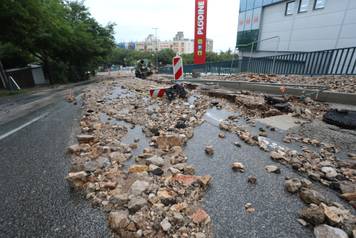 Rijeka: Zemja i kamenje na cesti u Vukovarskoj ulici