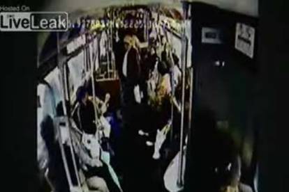 SAD: Dvoje djece visilo na vratima autobusa u vožnji