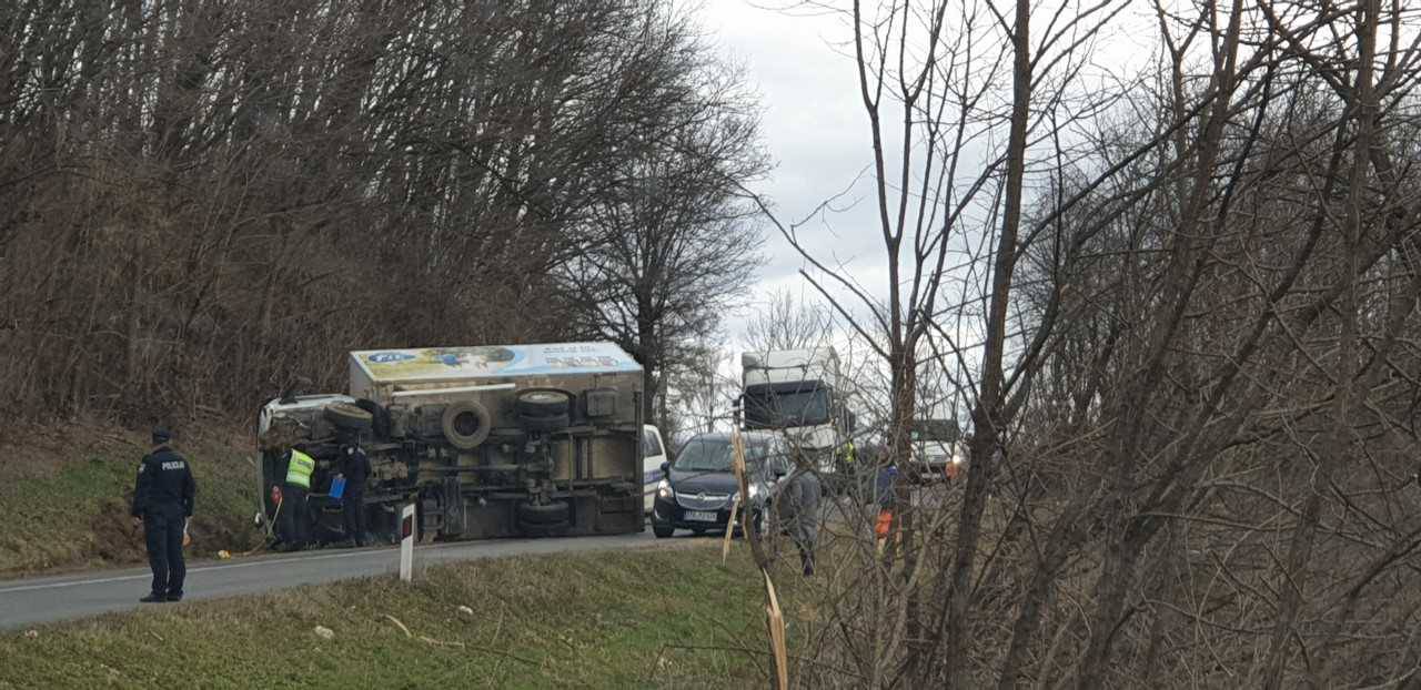 Opasna brzina: Prevrnuo se kamion, nitko nije ozlijeđen
